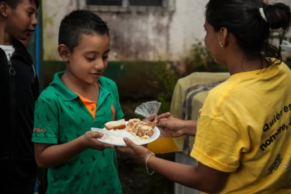 Feeding in Nicaragua-7574