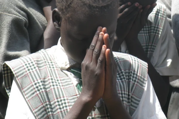 praying sudanese girl for e-prayer